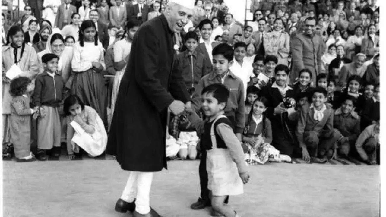 Pandit Jawaharlal Nehru with kids 