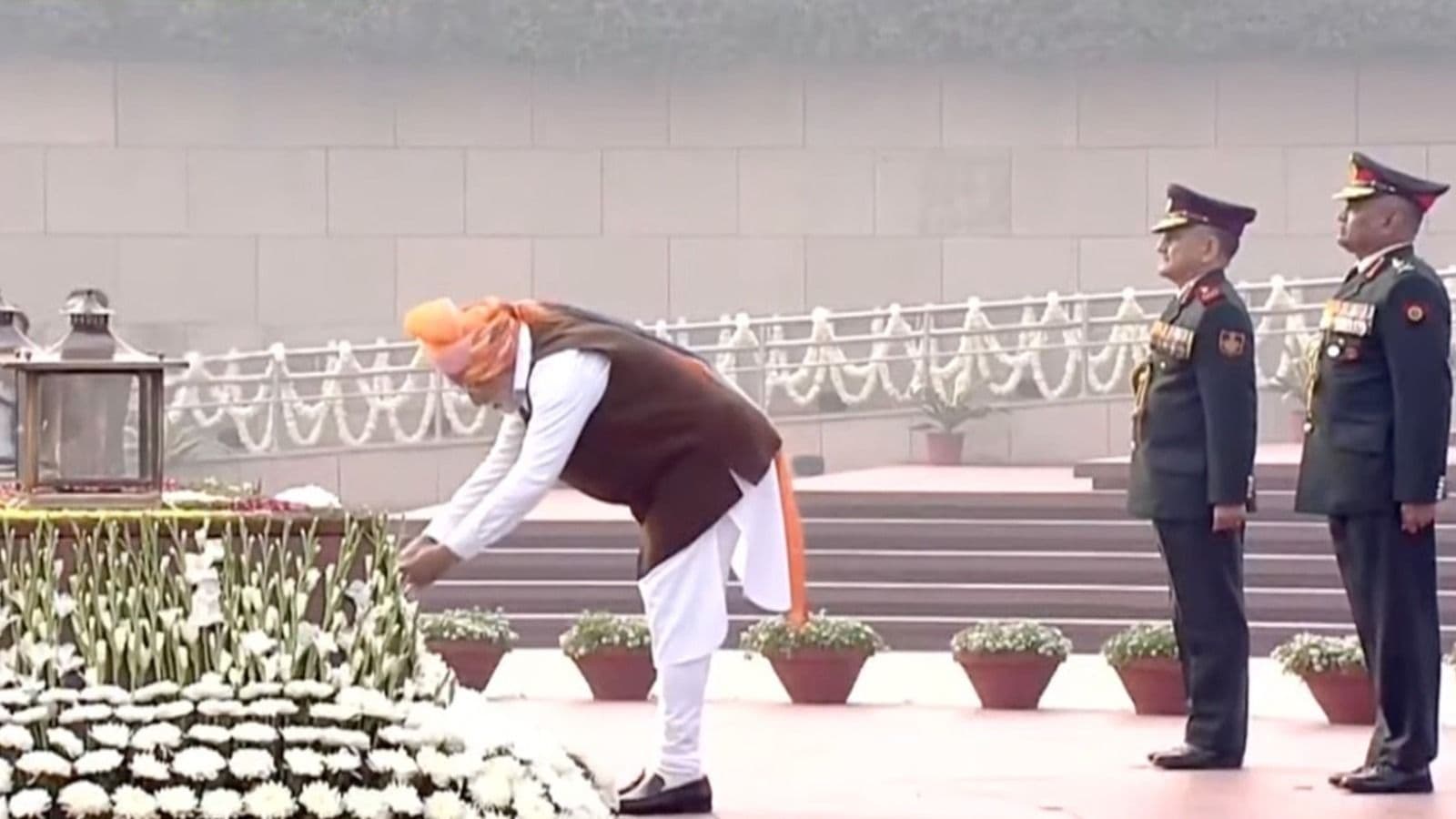 PM Modi lays wreath at the National War Memorial, leads the nation in paying homage to the braveheart soldiers