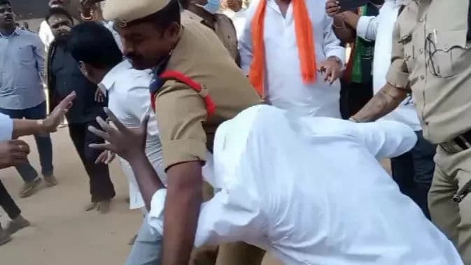 Clashes between BRS and Cong workers 