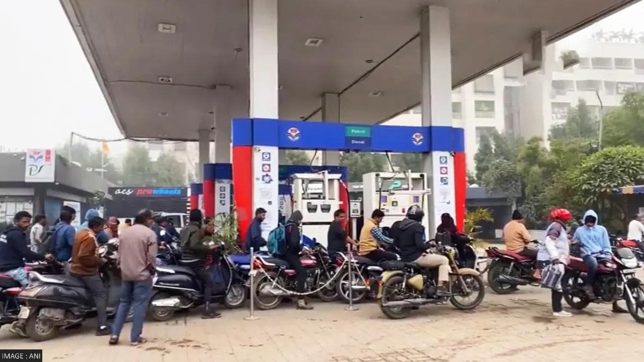 Long queues at Petrol Pumps 