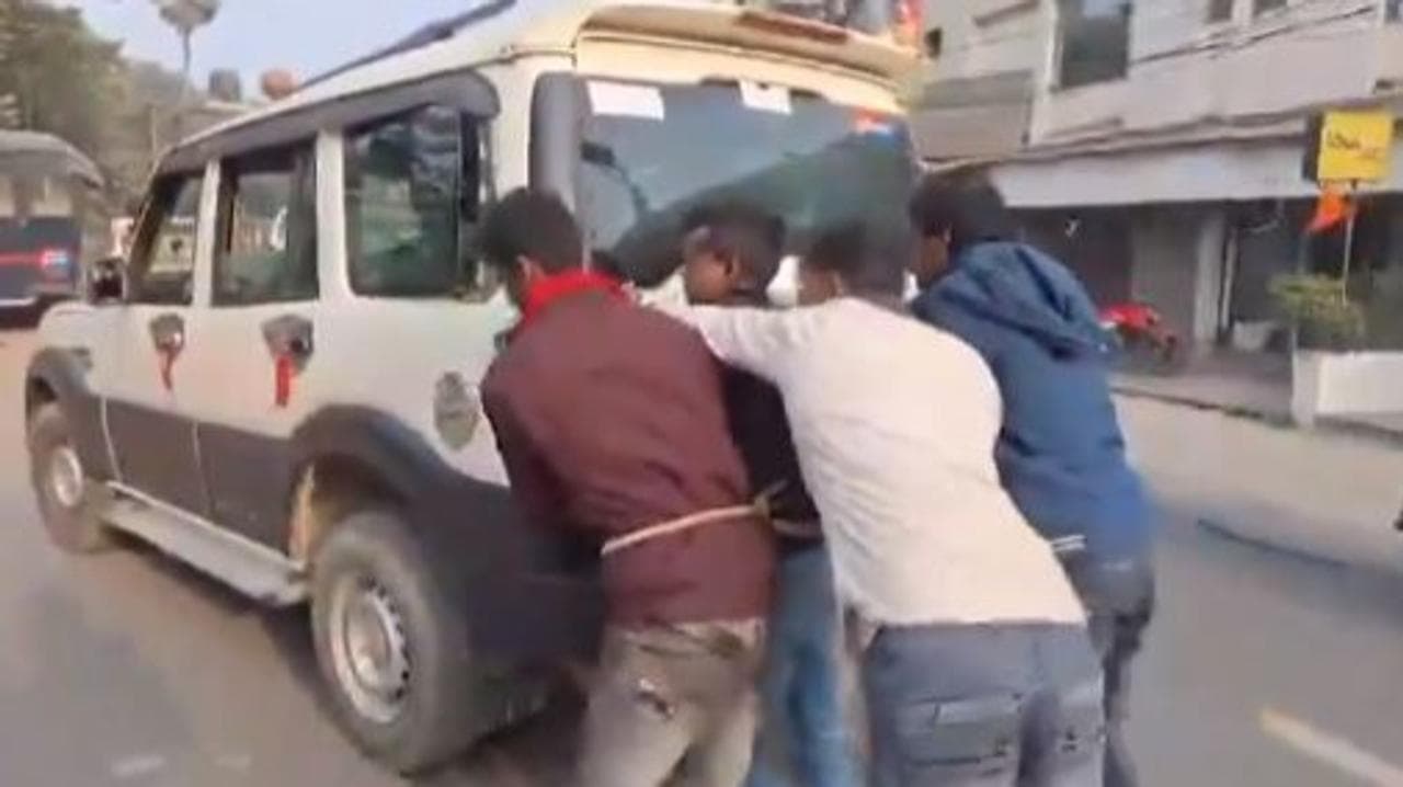 Bihar: Jail Inmates Pushing Police Van 