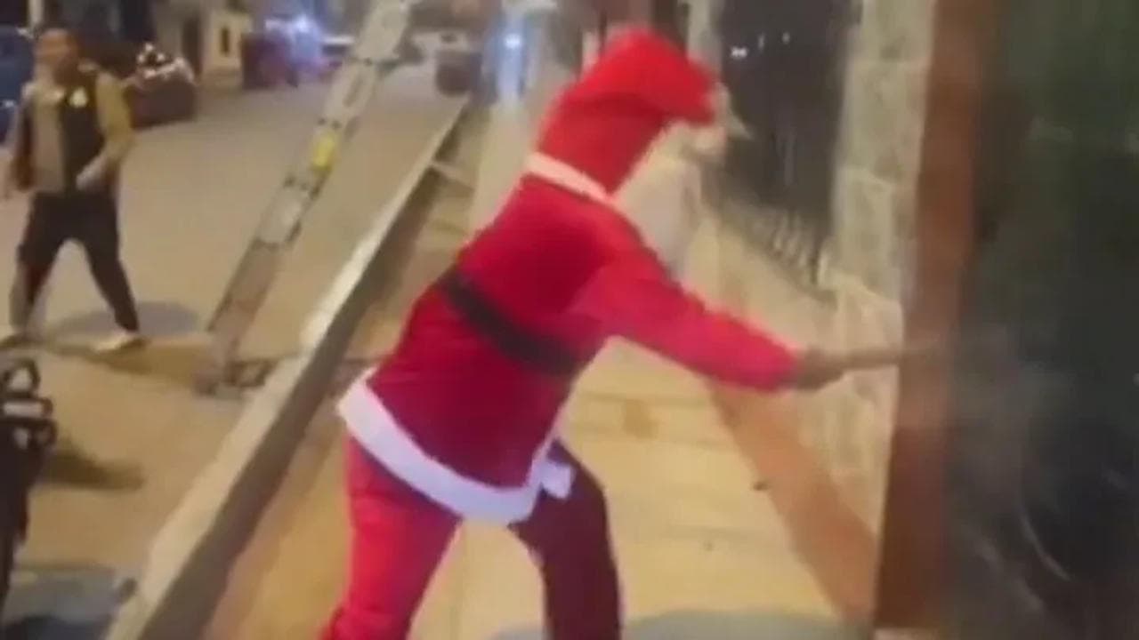 Peru: Police officer carries out drug raid dressed as Santa Claus