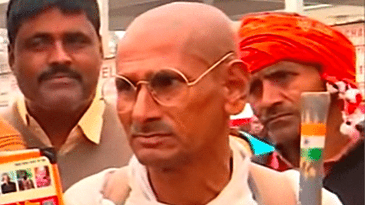 Ahead of Ram Mandir Consecration, Mahatma Gandhi's Lookalike Reaches Ayodhya on Foot 