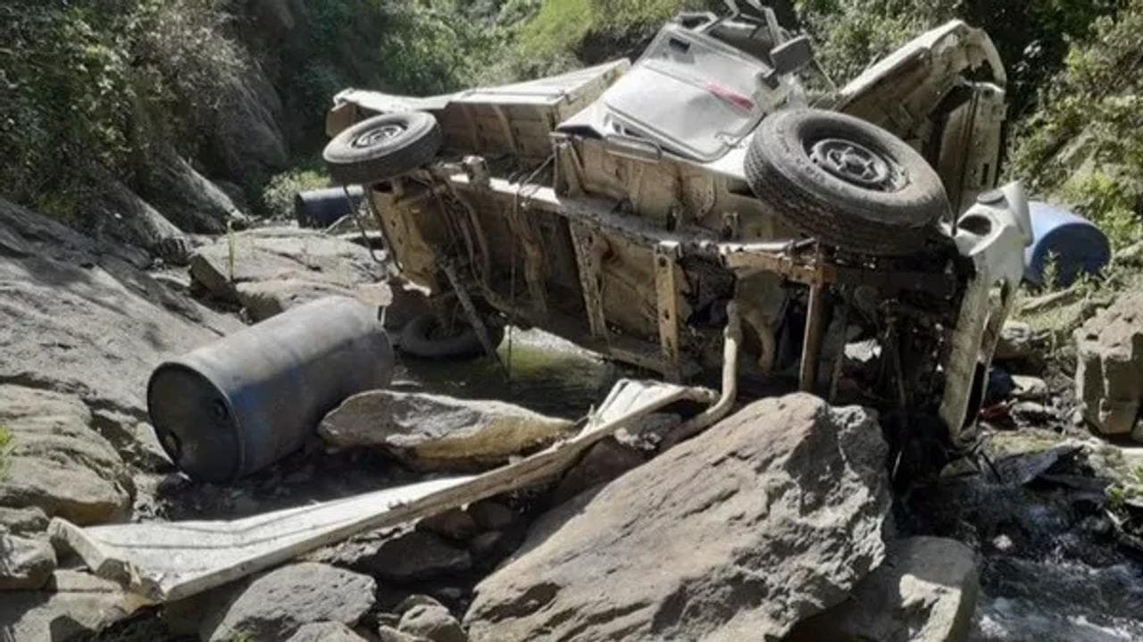 Jeep falls in Gorge