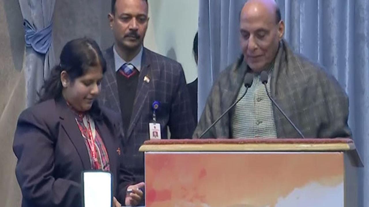 Veer Gaha 3.0: Student Gets Standing Ovation After She Delivers Speech on Behalf of Rajnath Singh