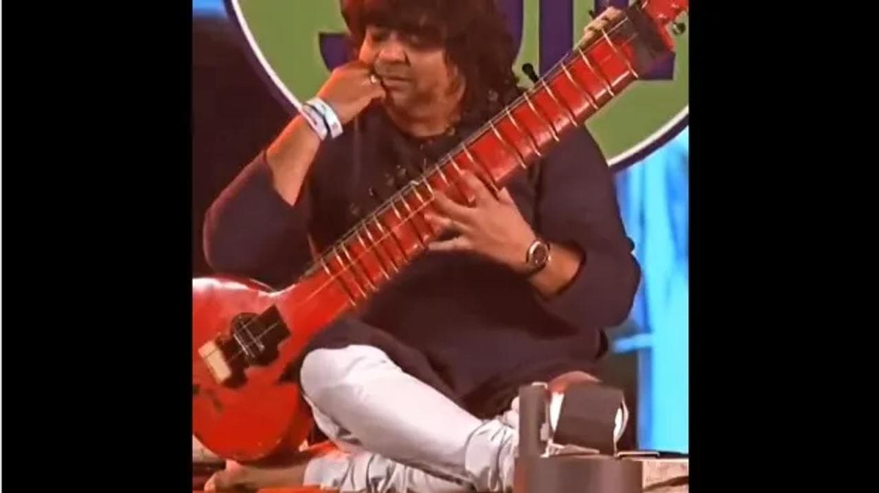 Musician playing metal with sitar using one hand, video viral 