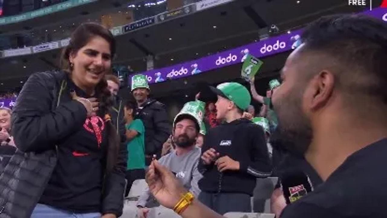 Indian guy proposes to girlfriend at MCG