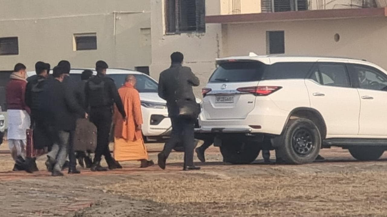 Yogi Adityanath reaches Ayodhya 