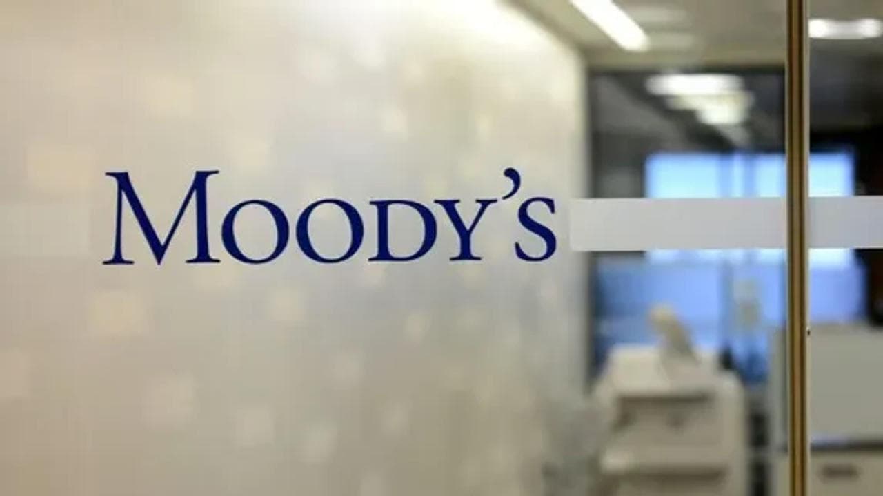 Moody's turns negative on US credit outlook