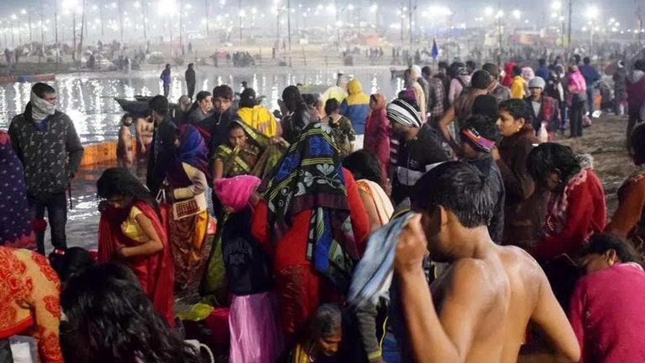 Lakhs take holy dip in Ganga in Prayagraj on Makar Sankranti, defy COVID surge
