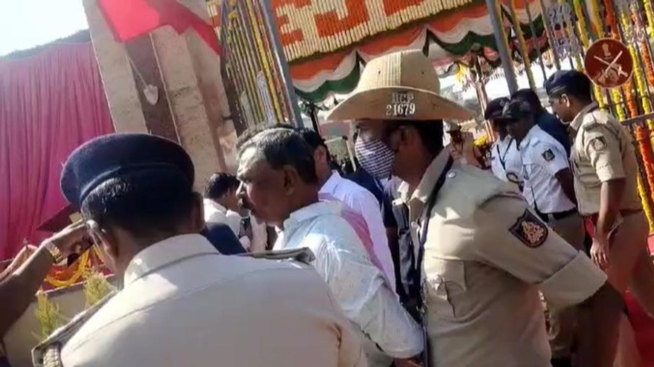 A man has reportedly thrown placards and sheets on the ground and towards the CM’s gallery at Bengaluru’s Manekshaw Parade Ground
