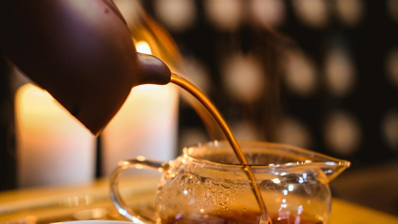 Packed with antioxidants, Oolong tea helps combat oxidative stress in the body. 