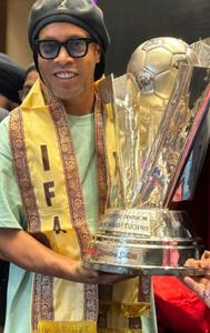 The iconic player poses with a trophy during his recent Kolkata tour