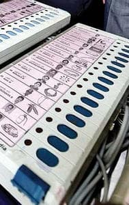   Maratha Quota Supporter Tries to Set EVM on Fire at Polling Station in Solapur, Gets Arrested 