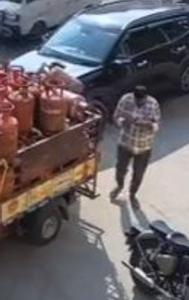 Viral: In broad daylight, two men steal a gas cylinder in Hyderabad