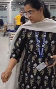 Kashmiri Journalist Yana Mir posted two videos from Delhi Airport