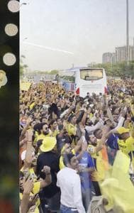 CSK fans crowd bus for MS Dhoni