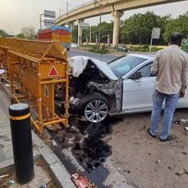 Speeding Jaguar Hits Ola Cab near Dhaula Kuan in Delhi, 2 injured | Video