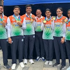 Jyothi Surekha with teammates