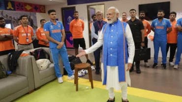 PM Modi was seen exchanging some valuable words with the Indian players