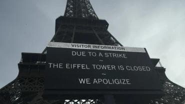 | A board warns about a strike at the Eiffel Tower